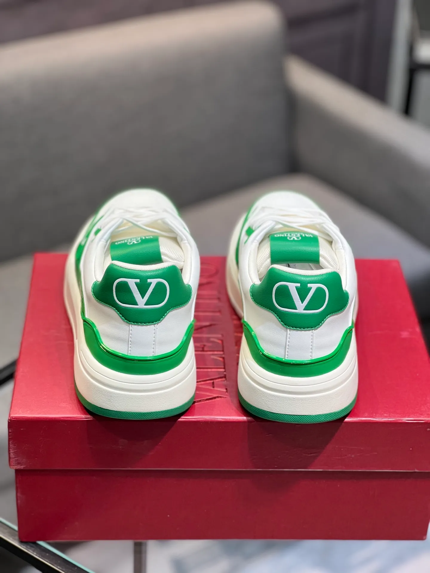 Men's men's shoes 💰660 𝑽𝒂𝒍𝒆𝒏𝒕𝒊𝒏𝒐 Valentino 𝑶𝒏𝒆𝑺𝒕𝒖𝒅 Couple's sneaker series Valentino 2025 latest couple's sneakers, celebrity style, hot sale. The original ZP was purchased and dismantled. Repeated pattern making and modification. I strive to restore the original version 1:1! Top luxury masterpiece, soft and comfortable, combining fashion and leisure, bringing excellent elegant texture and excellent on-foot comfort. Top purchase version upper: imported calfskin surface/original oil edge craftsmanship. Inner: water-dyed cowhide lining. Outsole: original development 𝐓𝐏𝐔 two-color combination outsole. Packaging: original configuration complete package. Code number: 35-44 yards. 34.45 can be customized. Can be customized (self-labeled-no label) order.